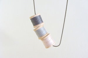 Image of Fils (gris, perla, rosa pálido) Colgantes / Necklaces