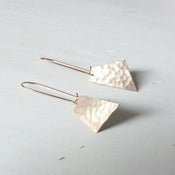 Image of Hammered light, pendant earrings