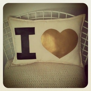 Image of *NOUVEAU* Coussin "I HEART"  Doré