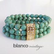 Image of BRAZALETE VERDE CON PIEZA DE STRASS