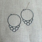 Image of medium zinn hoops - oxidized silver