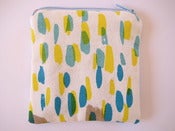 Image of Printed coin purse in taupe/yellow/blue