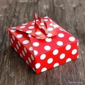 Image of Grande boîte rouge à pois blanc à poignée