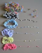 Image of Fils fantaisie avec petits pompons