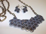 Image of Conjunto collar babero plumas con pendientes a juego