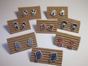 Image of Pendientes botón animalitos y geishas.