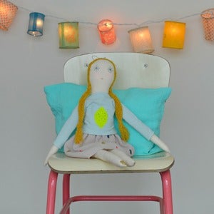 Image of minina con sudadera limón