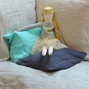 Image of minina con sudadera gris y antifaz
