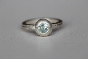 Image of aquamarine pebble ring in silver