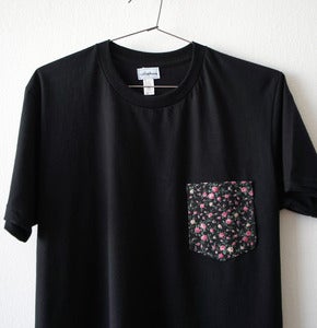 Image of LIBERTY FLOWERS POCKET TEE (black)