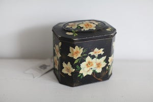 Image of 1950s biscuit tin