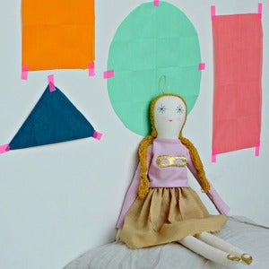 Image of minina sudadera rosa con antifaz y falda arena