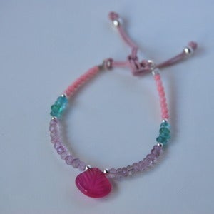 Image of Pulsera calcedonia fucsia tallada a mano