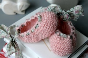 Image of Chaussons bébé ballerine en alpaga rose avec un lien en Liberty