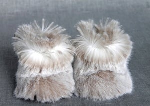 Image of Chaussons bébé en fausse fourrure type pattes d'ourson